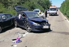 Камион се преобърна след удар с лека кола край АркутиноТежко