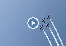Акробатични пилоти от Румъния и парашутни демонстрации впечатлиха зрителите в