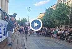 Участници в демонстрацията скандират срещу злоупотреба със съдебната власт и