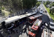 Превозното средство първо се блъснало в лекотоварен автомобил а след