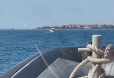 Доброволци спасиха мъж с падълборд в морето край НесебърМъж на