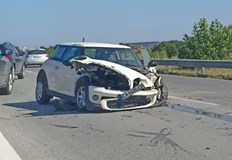 Два автомобила се удариха преди отбивката за село СкутареТежка катастрофа