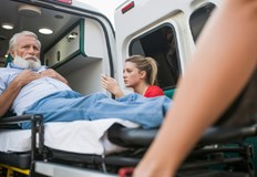 78 годишен от либийски произход се събуди в линейката и поиска