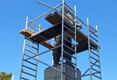 Скелето около монумента е за репликата която ще бъде издигната