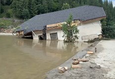 Броят на жертвите нарасна до трима души докато Гърция продължава