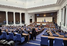 Опозицията атакува правителството заради провал във фискалната политика и влизането