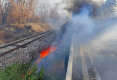 Работници с водоноска бързо потушиха огъня между пътя и железопътната