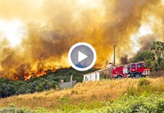 Затворен е пътят към МикревоГолям пожар избухна в района на