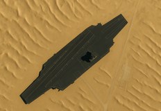 Макет на USS Gerald R Ford в Такламакан служи като
