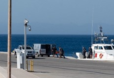 Яхтата с четирима души на борда е била блокирана заради