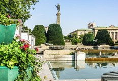 Доброволци към Младежкия червен кръст съветват хората как да се