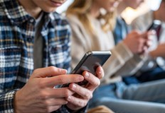 Докато Макрон предлага забрана за деца под 15 години българските