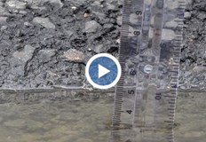 Заместник кметът Здравка Великова обяснява проблема с денивелацията която причинява събиране