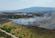 Сухи треви и храсти горят в близост до хипермаркети на