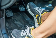 Много шофьори държат крака си постоянно на педала което води