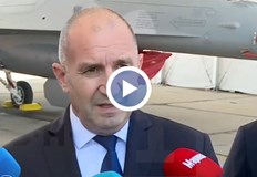 Докато занимават обществото с черна пантера дупката в бюджета скачаПрезидентът