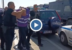 Тодор Капитанов е в полицейското управление в село ТрудПолицейски кордон