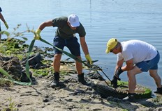 Включиха се тежка техника и представители на множество институцииСтотици излезли