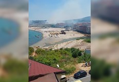 Пет пожарни екипа се борят с пламъците полицията отцепи районаПожар