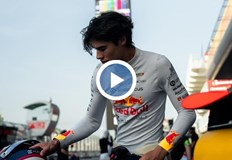 Българският пилот бе ударен от Бадоер в началото на състезанието