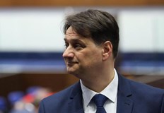 Фолклорният състав се разпя преди официалната церемония в ПарижФолклорният състав