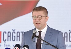 Премиерът на Северна Македония обвини българските политици в опит за