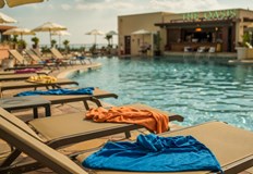 Персонал скрива кърпи по дървета срещу ранни резервации на шезлонгиПерсоналът