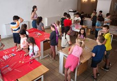 Десетки деца се потопиха в света на творчеството и експериментитеПроектът