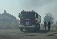Огънят обхвана 200 декара и една необитаема постройка няма опасност