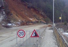 Защитната мрежа не спряла скалите от най високата част на склонаСкална