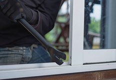 Апашите демонтирали прозорци на врати за да откраднат хранителни продуктиСлужители