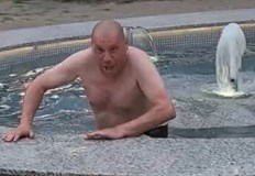 Мъжът показал среден пръст на полицаи и ги обидил с