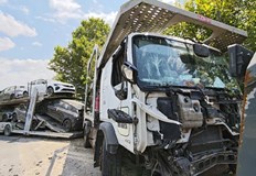 Един нов автомобил паднал от ремаркето шофьорът невредимАвтовоз превозващ нови