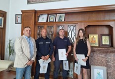 Валентин Христов връчи благодарствени грамоти на тримата служителиКметът на Плевен