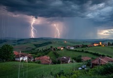 Бурите прекъсват горещата вълна в БългарияДнес времето ще започне слънчево