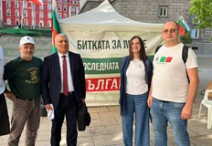 Протестиращи с плакати Избираме лева обходиха центъра на РусеПротест против