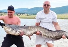 Христо Кръстев се бори с водното чудовище заедно с приятеля