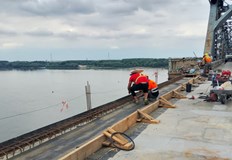 Приключи поставянето на 44 мостови отводнителя и се продължава с