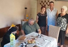 Кметът на Батак лично поздрави възрастната жена с цветя и