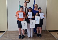 Децата получиха грамоти и подаръци от МВРТри ученици от СУ