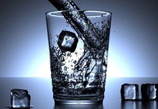 Експерти развенчават митовете за чудодейната вода с високо рНПиенето на