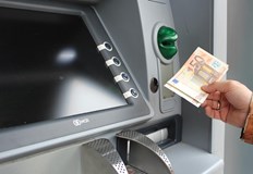 Превалутирането се извършва по официалния фиксиран валутен курс на БНБОт