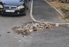 Боклуците са нахвърляни на пътя край блок 5Строителни отпадъци стоят