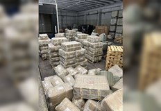 Турски шофьор превозвал облекла и чанти с лога на световни