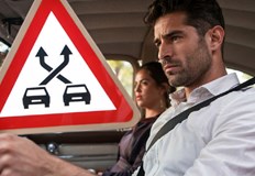 Знака P 35 trenzado предупреждава за опасно преплитане на трафикаТуристите които