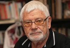 Поетът пише стихотворения за рождения ден на съпругата си от