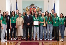 Президентът призова децата да търсят реализация пред волейболната мрежа а