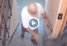 Инцидентът е заснет от камера за наблюдение в жилищен блок