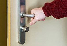 Нанесени са щети с метален лост по входната врата на