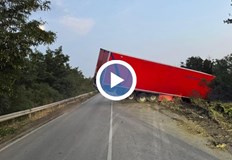 Тежкотоварен камион с чужда регистрация предизвика инцидент край Горни ДъбникТежкотоварен